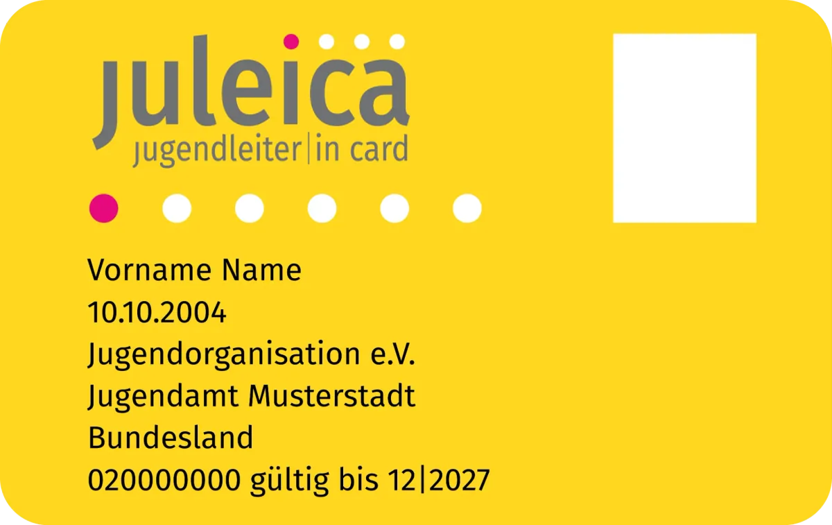 Muster der Juleica, der Jugendleiter*innen-Card: eine gelbe Karte mit Juleica-Logo, Platz für ein Foto und Angaben zur Person